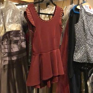 Romeo + Juliet Couture maroon peplum gold studs 🤩 B3